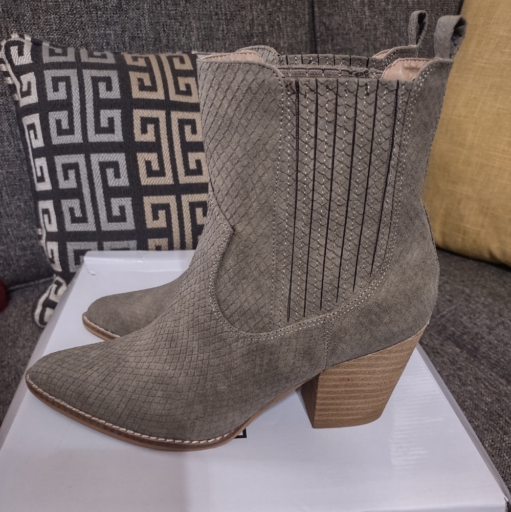 Brand New Women's Serenity Boots (Rare) Sz. 8.5